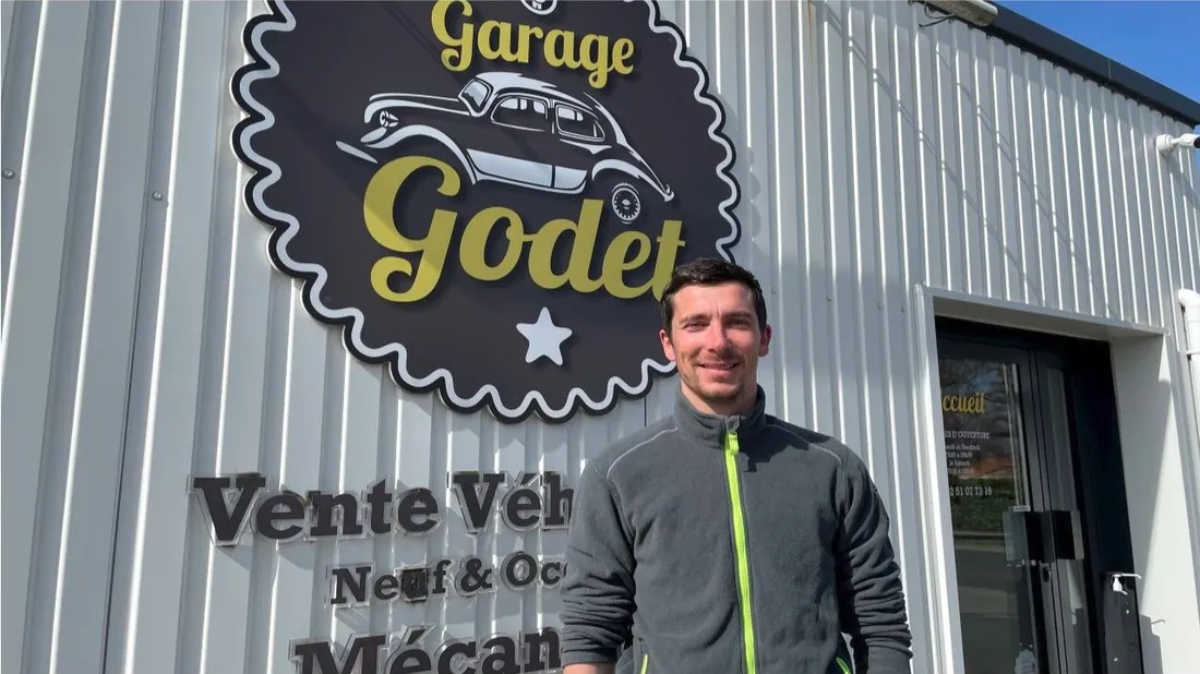 Jérémy Godet devant son établissement